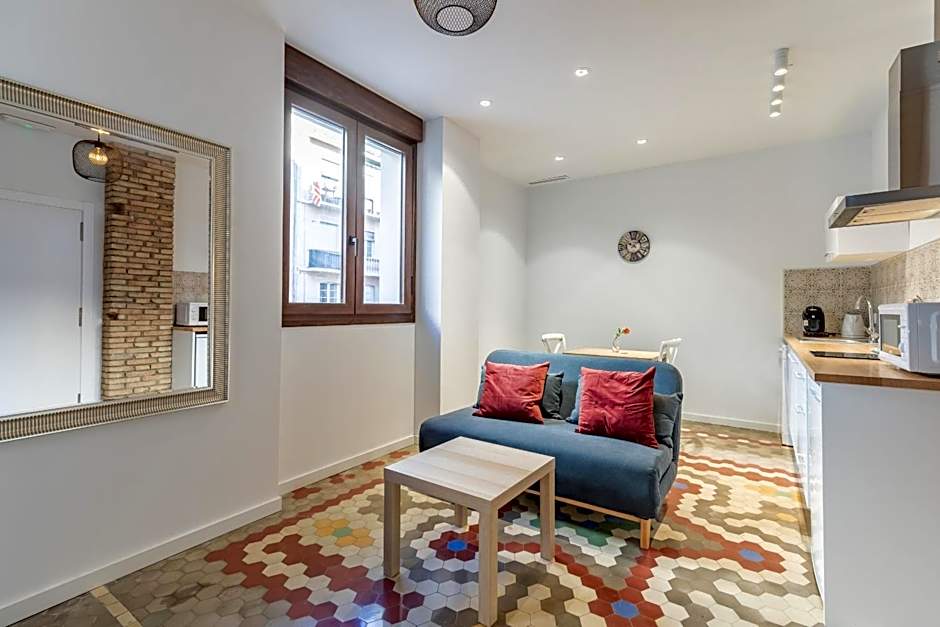 Apt with Antique Floor & lots of Sun Light