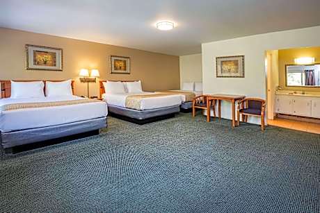 2 Queen Beds River View Second Floor No Elevator Non-Smoking