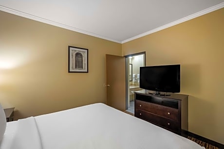 King Suite with Sofa - Non-Smoking