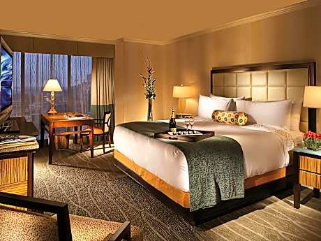 FAIRMONT GOLD 1 KING, 375sf, 35sm. Lounge with Breakfast, Evening Canapes. City View