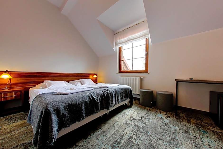 POD DEBEM Kompleks Zeglarsko-Rekreacyjny