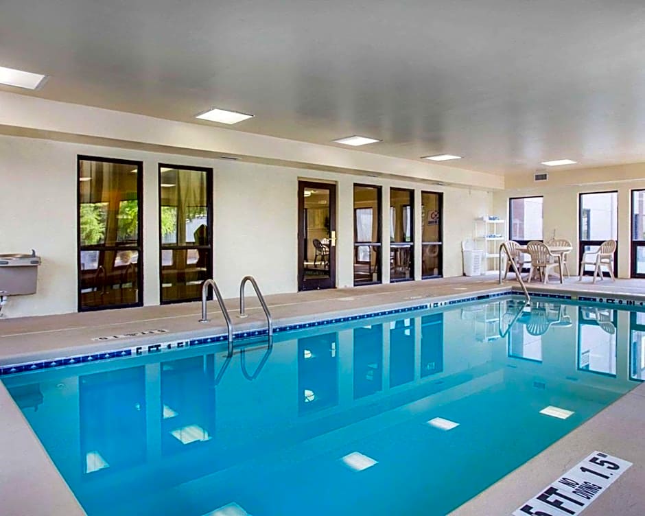 Comfort Inn & Suites At Stone Mountain