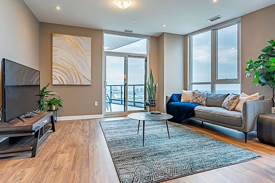 Amazing 3 Bed 4 Bath Penthouse with Roof Top Terrace close to Airport