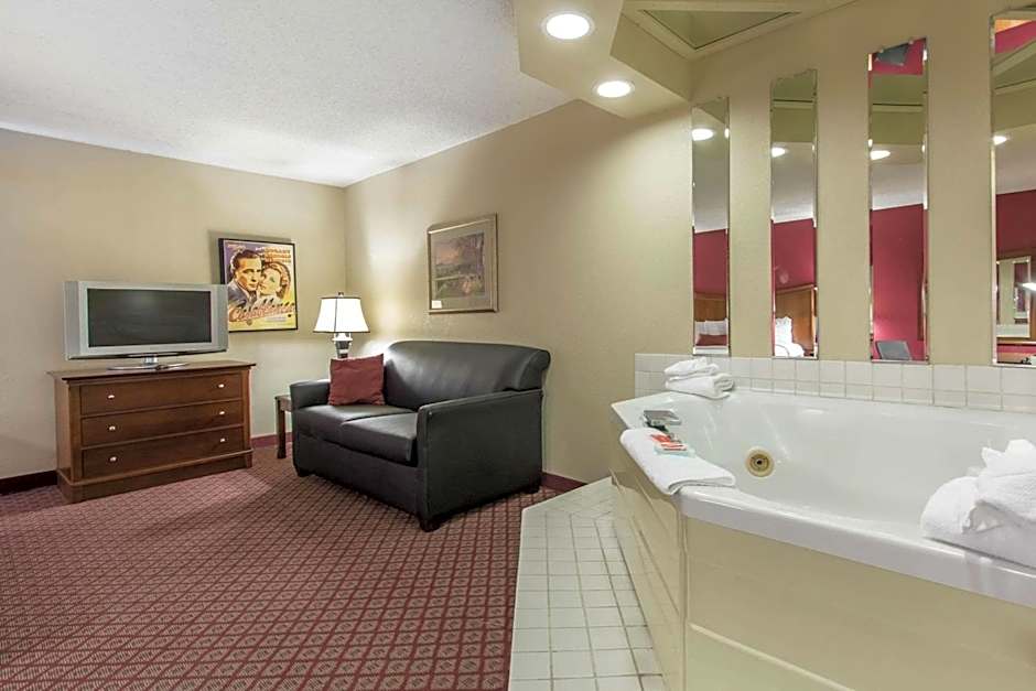 Econo Lodge Inn & Suites Joplin