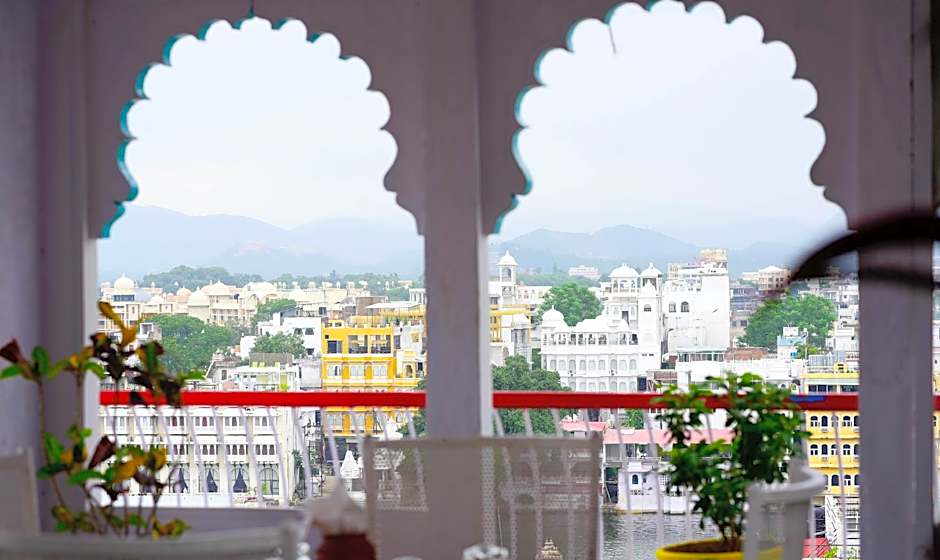 Hotel Udai Niwas - By The Lake