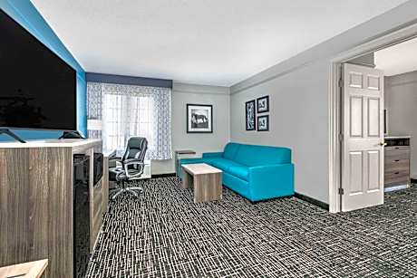 Deluxe King Suite with Mobility/Hearing Impaired Access - Non-Smoking