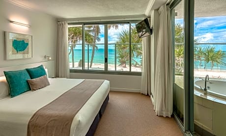 One-Bedroom Beachfront Apartment with Spa Bath