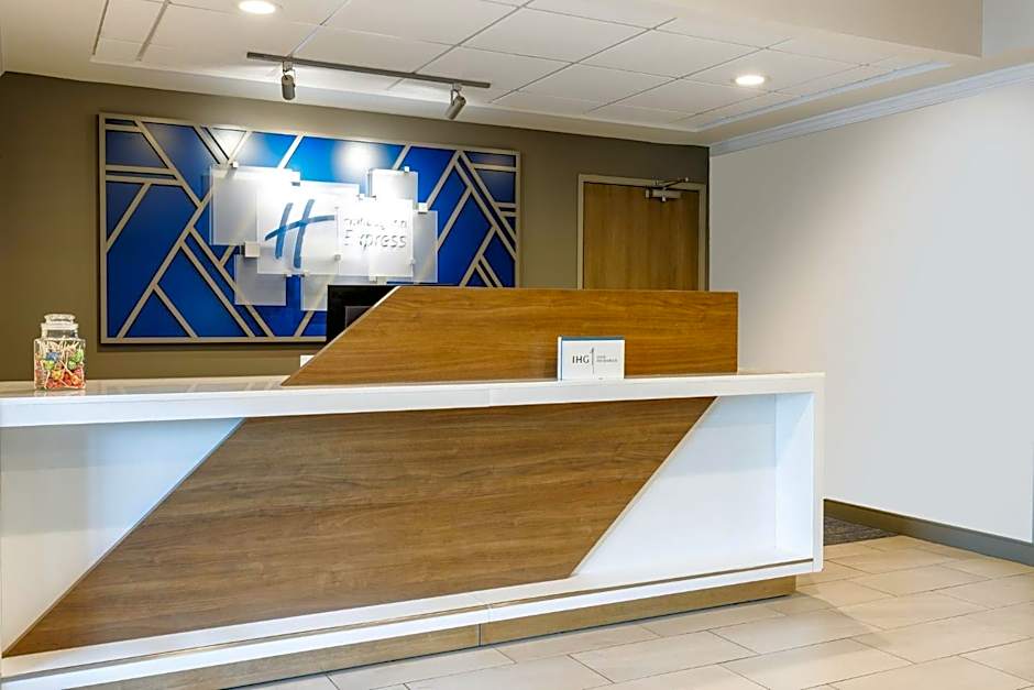 Holiday Inn Express & Suites Lancaster by IHG