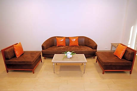 King Suite with Pool View