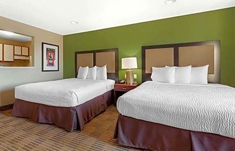 Deluxe Studio with 2 Queen Beds - Non-Smoking