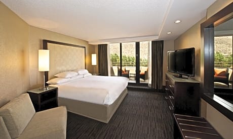 King Suite with Pool View