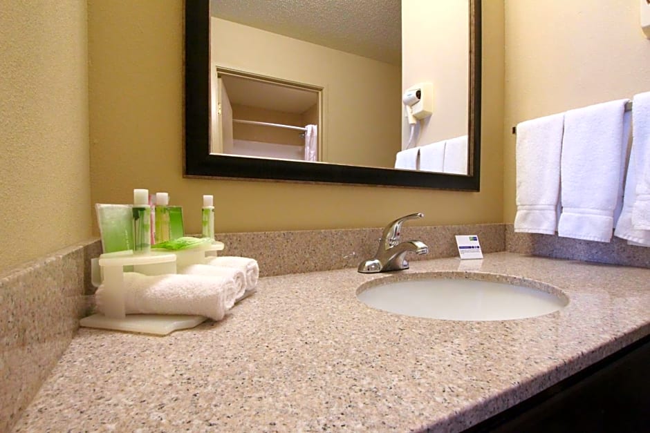 Holiday Inn Express Hotel & Suites Chicago-Libertyville By IHG