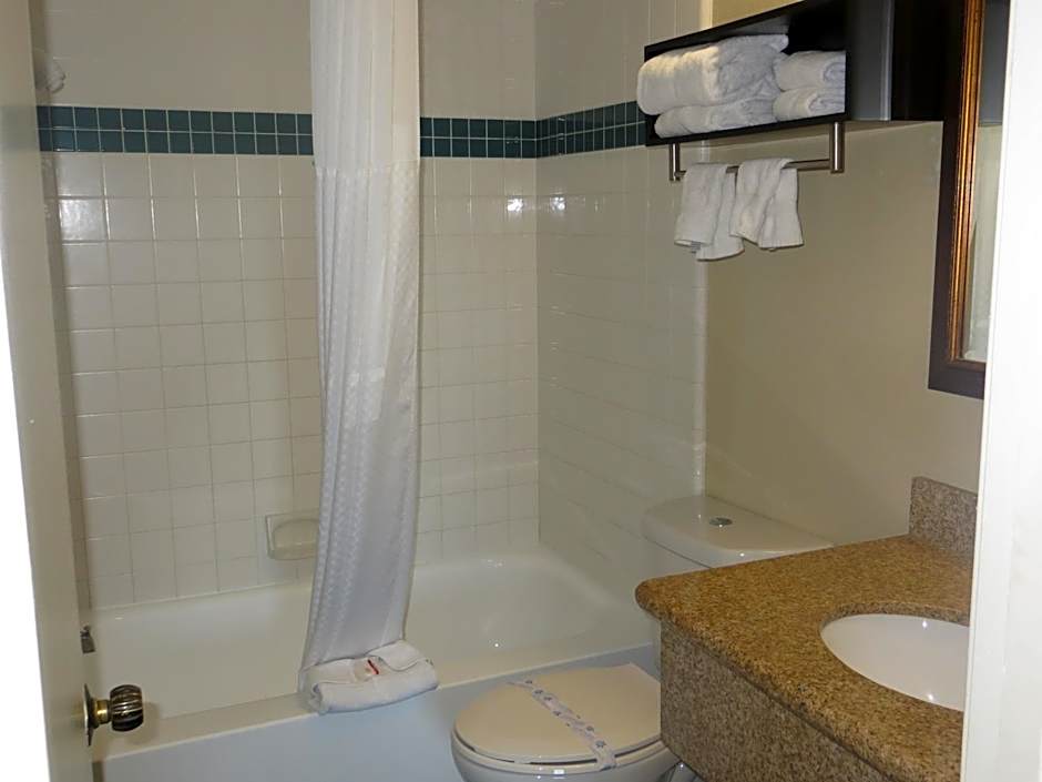Howard Johnson by Wyndham Santa Cruz Beach Boardwalk