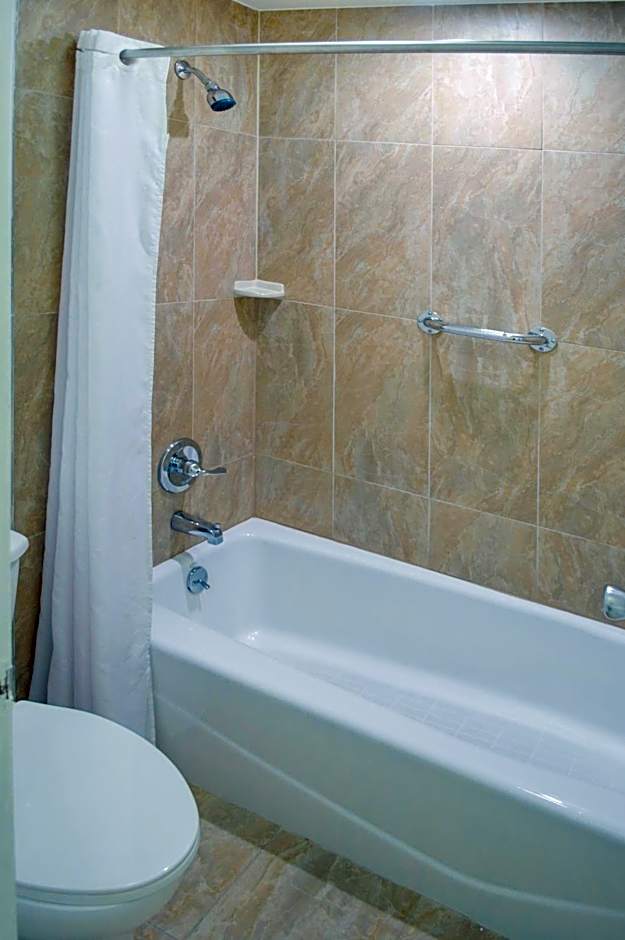 Travelodge by Wyndham Manhasset