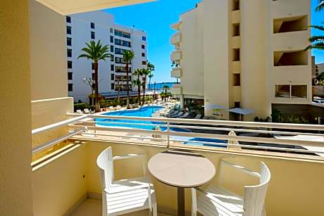 Apartment with Pool View