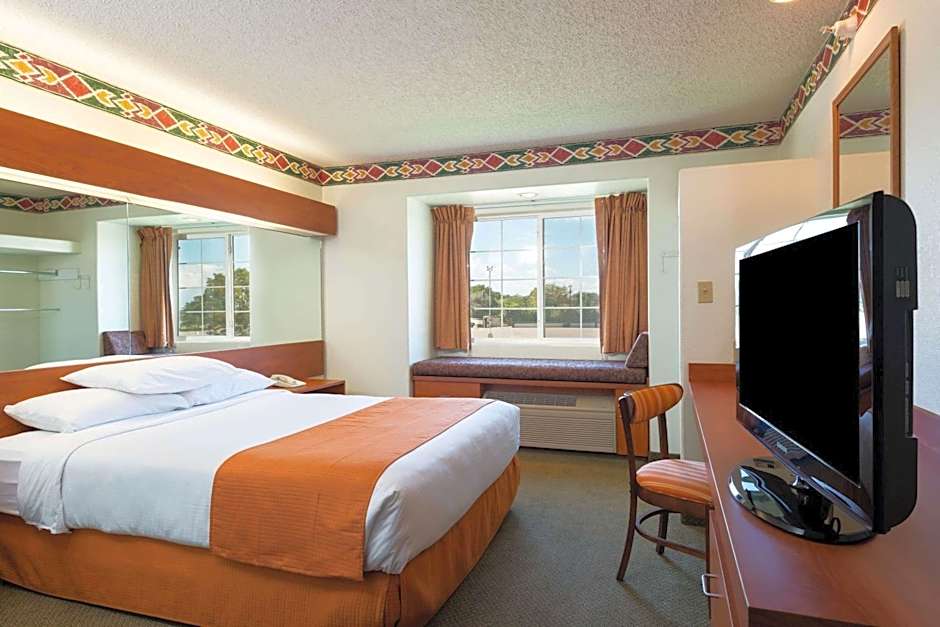 Microtel Inn & Suites By Wyndham Pueblo