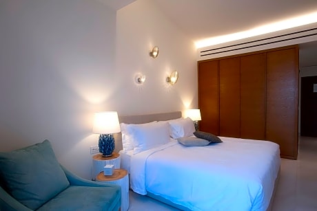 Suite, 1 Bedroom, Sea View (1 King Bed)
