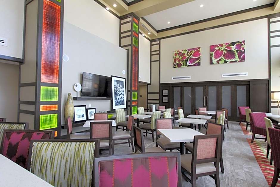 Hampton Inn By Hilton & Suites Dallas Market Center