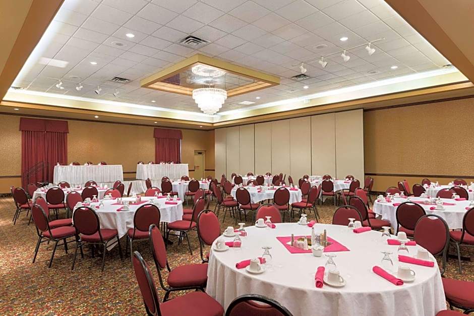 Ramada Hotel & Convention Center by Wyndham Topeka Downtown