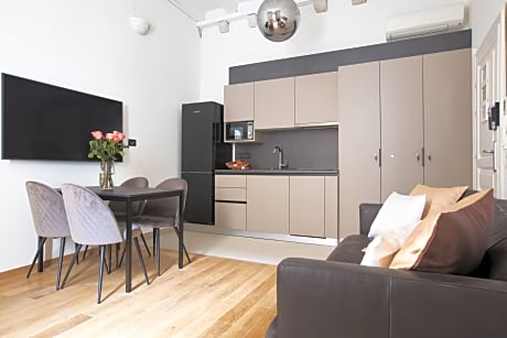 DELUXE ONE BEDROOM APARTMENT