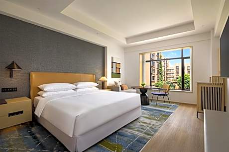 Guest room, 1 King, West Building