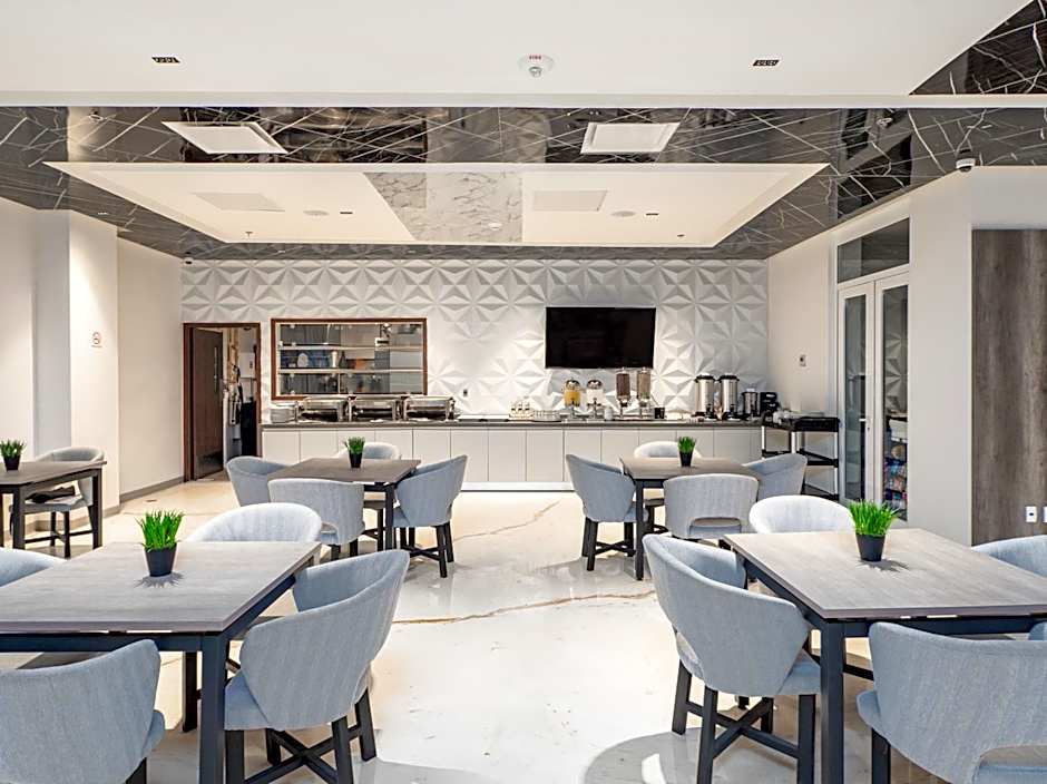 Hotel Mesaluna Short & Long Stay