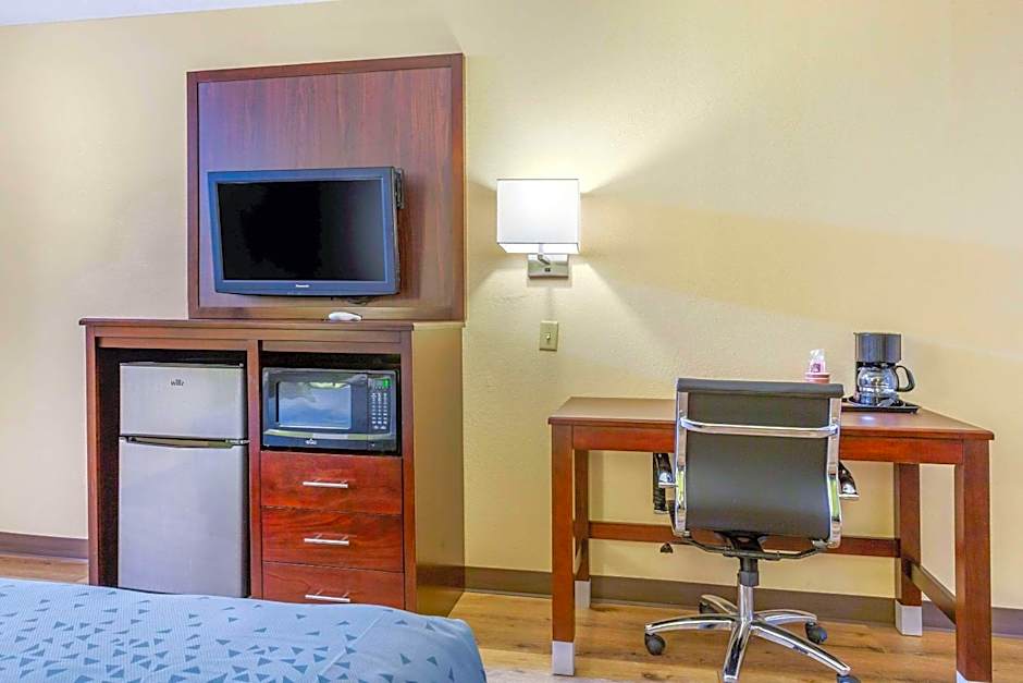 Econo Lodge West - Coors Blvd