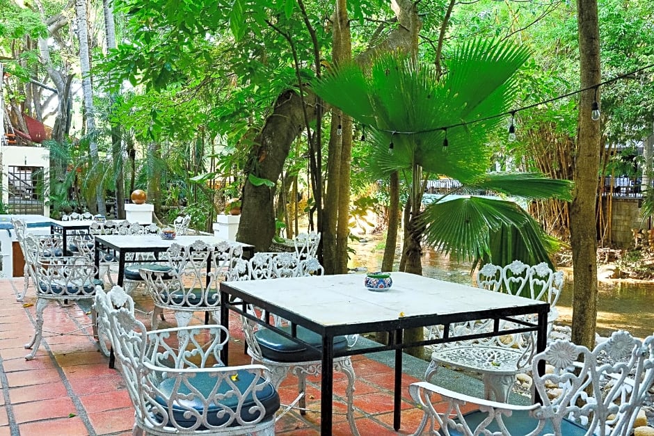 Garlands Del Rio