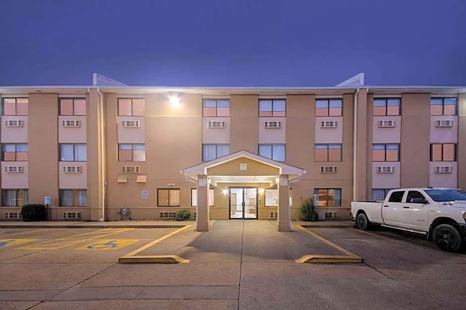 Super 8 by Wyndham Evansville East