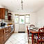 King Room with a shared Kitchen and bathroom in a 5-Bedroom House at Hanwell