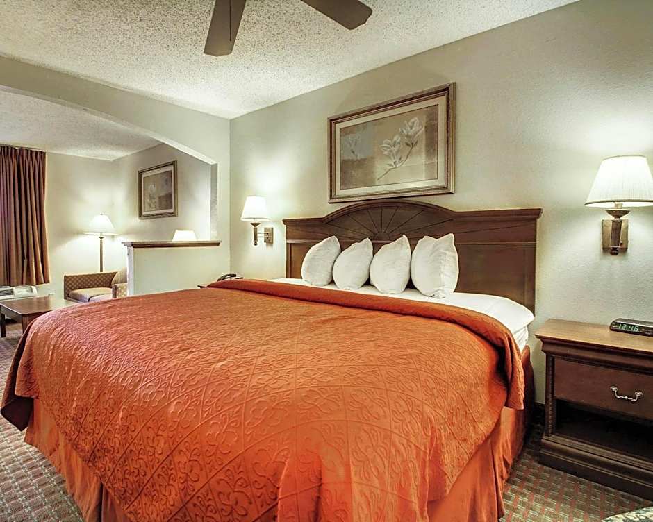 Quality Inn & Suites Clinton - Jackson West