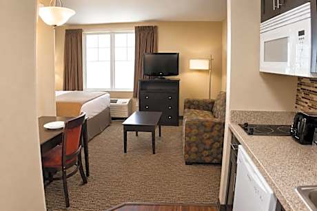 Efficiency Queen Suite - Accessible/Non-Smoking