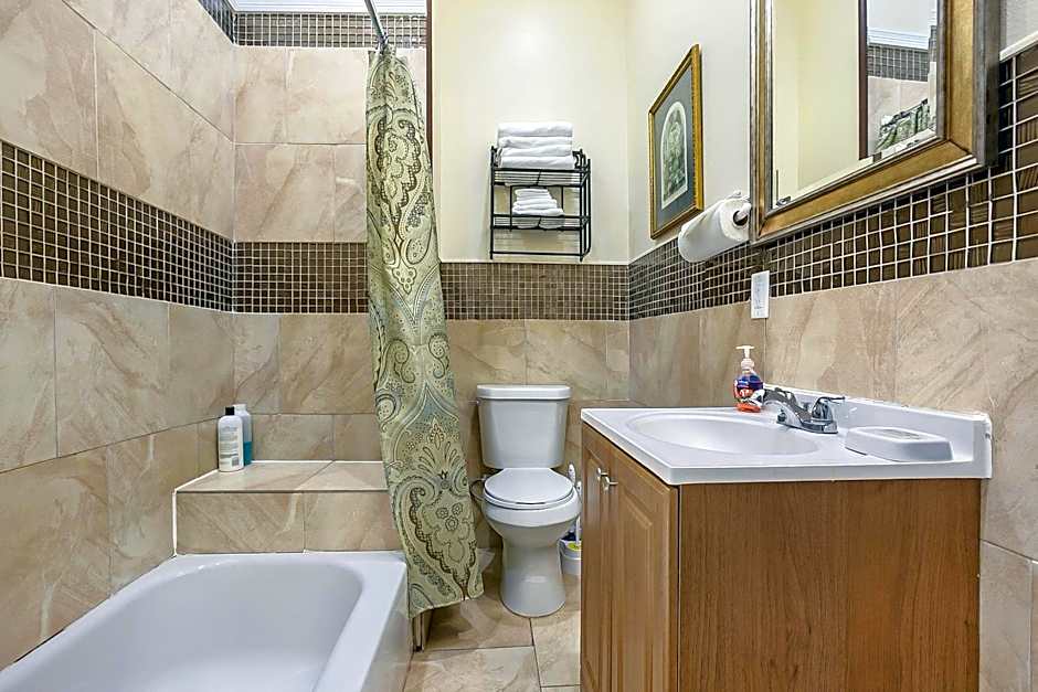 Modern 4BR Penthouse in Downtown by Hosteeva