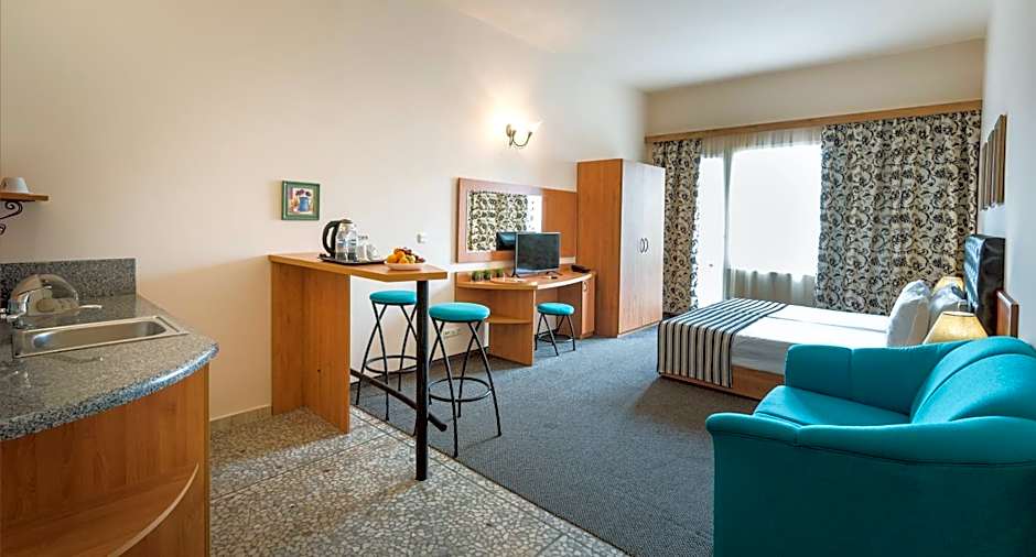 Lotus Family Hotel - Free Parking