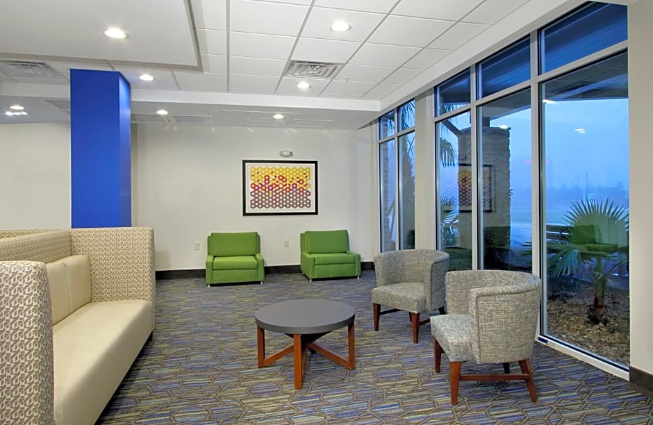Holiday Inn Express & Suites - Columbus North, an IHG Hotel