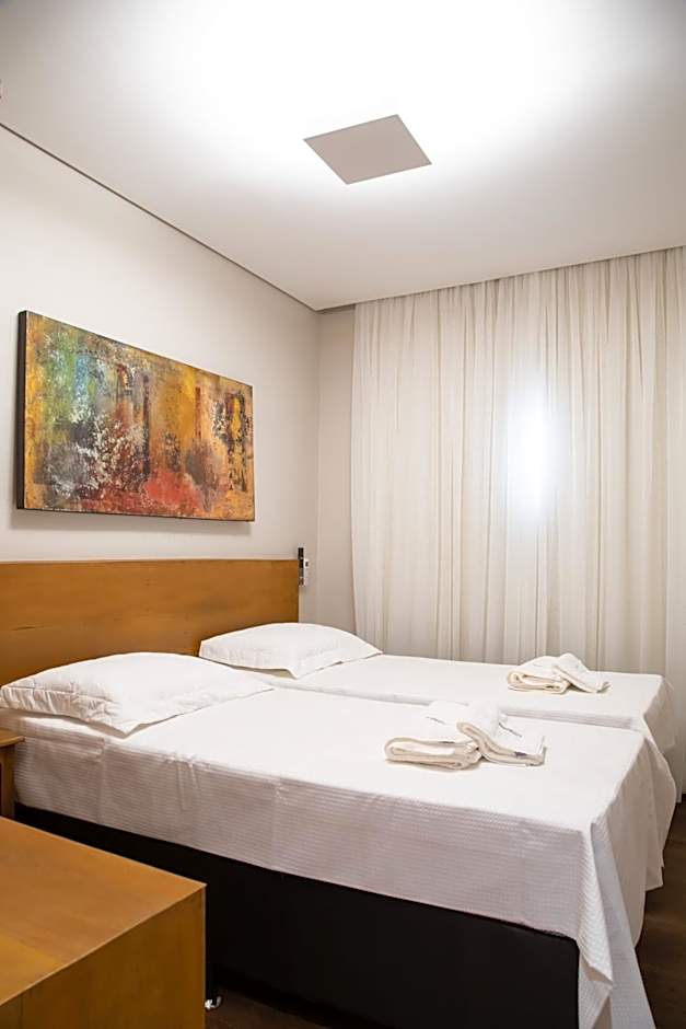 ESPAÇO 250 - Apto mobiliado, 3 quartos, sendo uma suíte, banheiro social, cozinha completa, sala de estar, ar condicionado, tv e internet