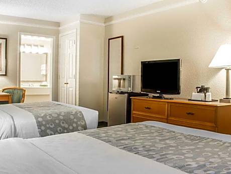 2 Double Beds