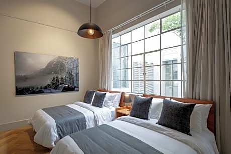 Deluxe Queen Suite