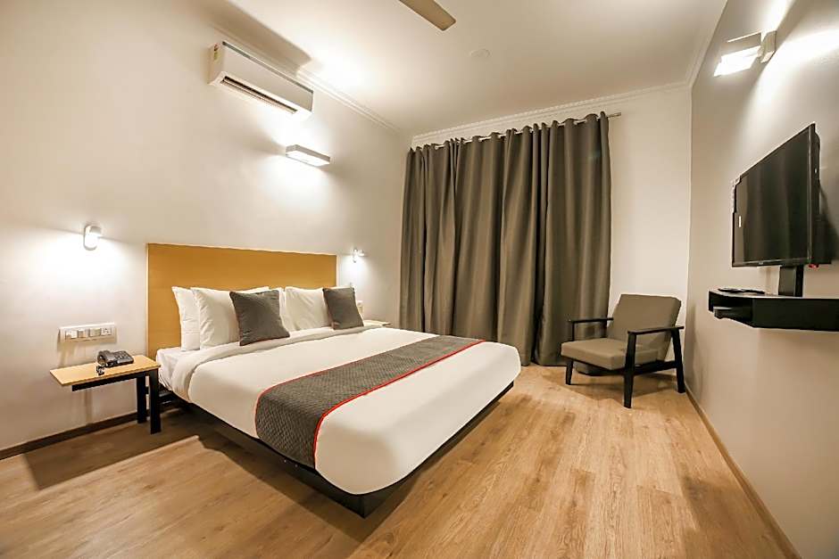 Townhouse 330 DLF Phase-2 Near Leisure Valley Park