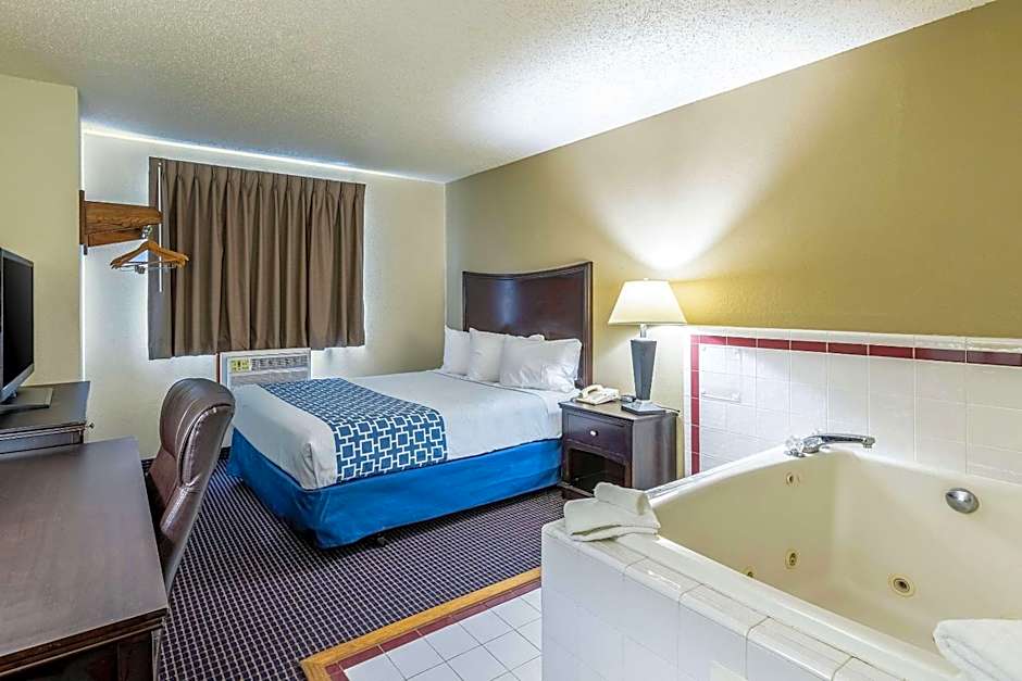 Econo Lodge Inn & Suites Auburn