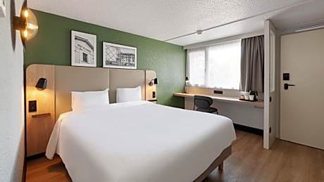 Standard Room - 1 Queen Bed