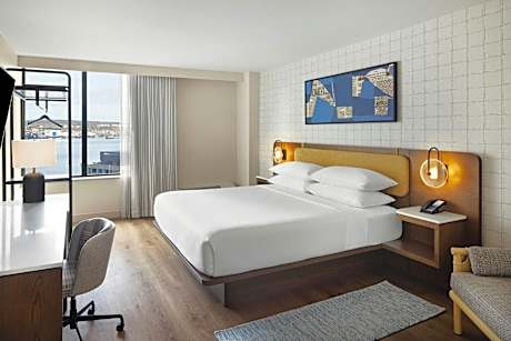 Premium Pantry Access, Deluxe Guest room, 1 King, Harbor view