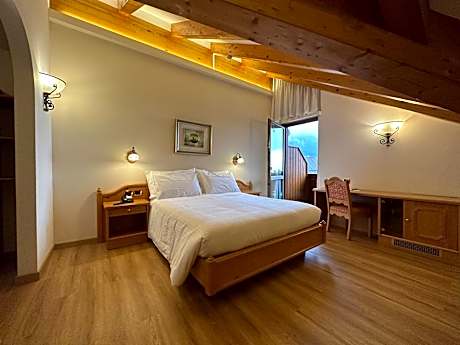 Comfort Family Room with Balcony and Mountain View - Non-Smoking