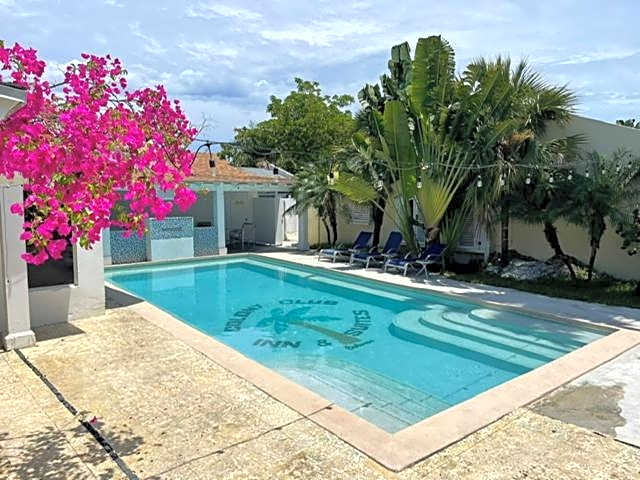 Colony Club Inn & Suites