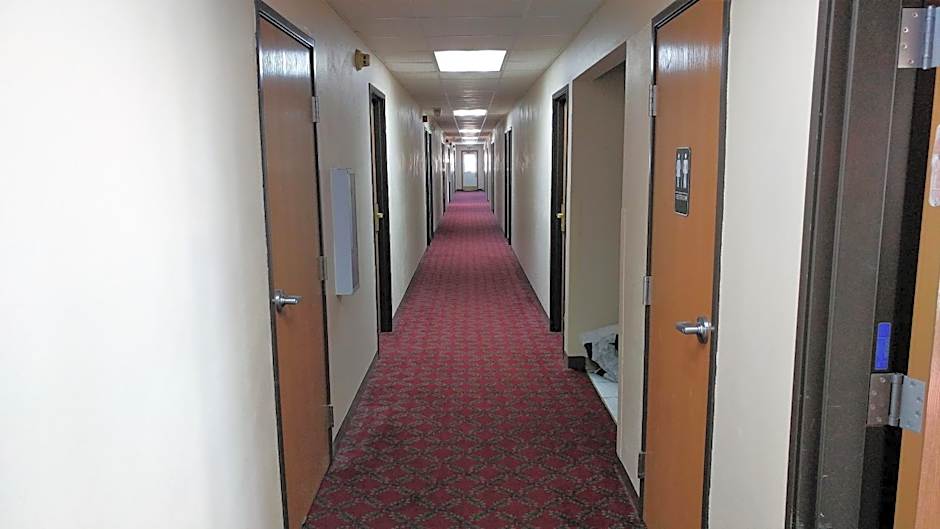 Red Carpet Inn - Windom