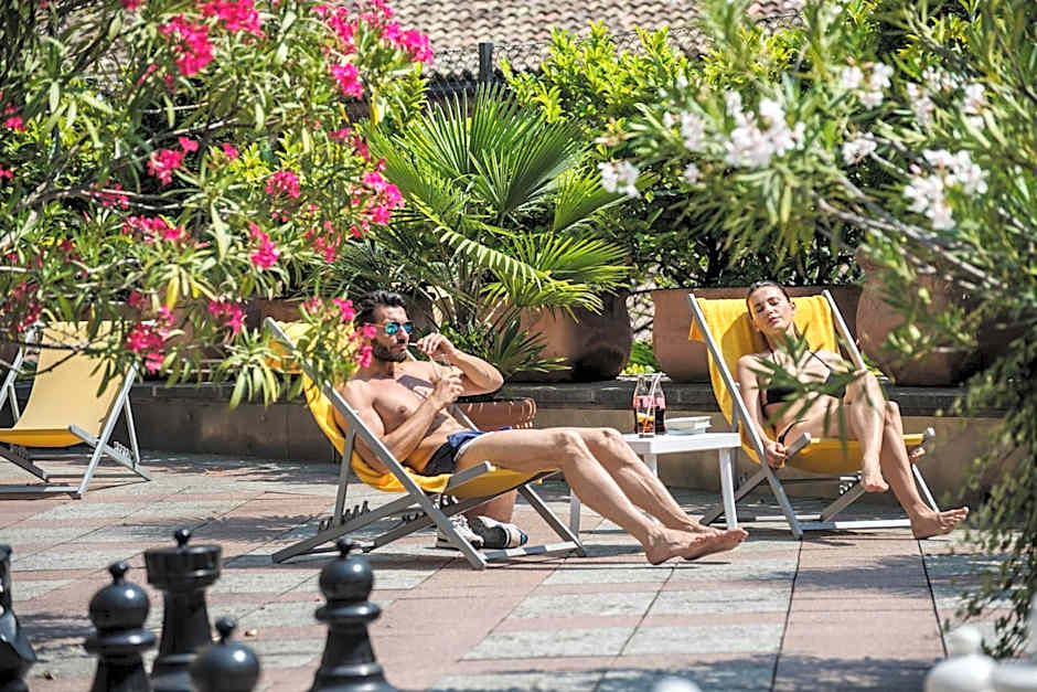 International au Lac Historic Lakeside Hotel