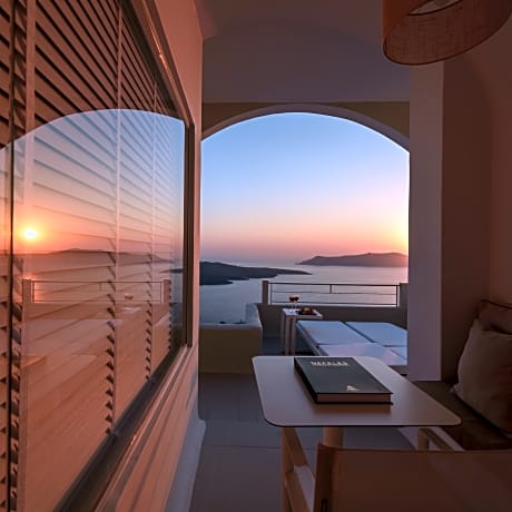 Senior Suite with private hot tub and caldera view