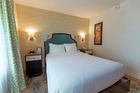 Queen Room with Roll-In Shower - Mobility and Hearing Access