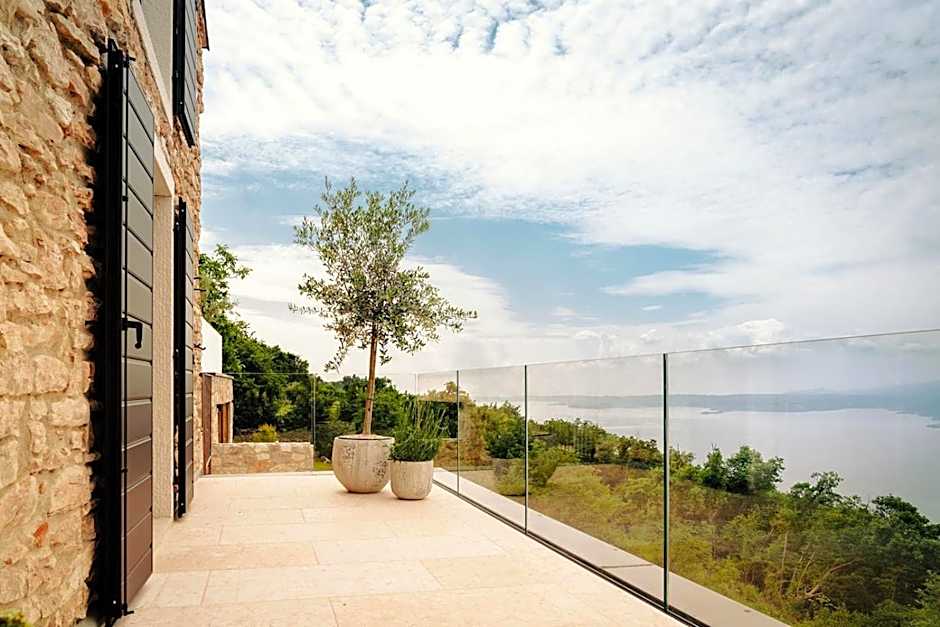 FAVAI HILLS your secret hideaway