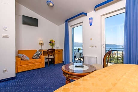 Luxury Double Room with Balcony and Sea View